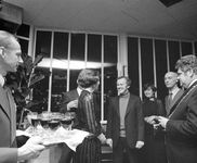 880322 Afbeelding van de officiële opening van het Muziekcentrum Vredenburg te Utrecht, met centraal prinses Beatrix in ...